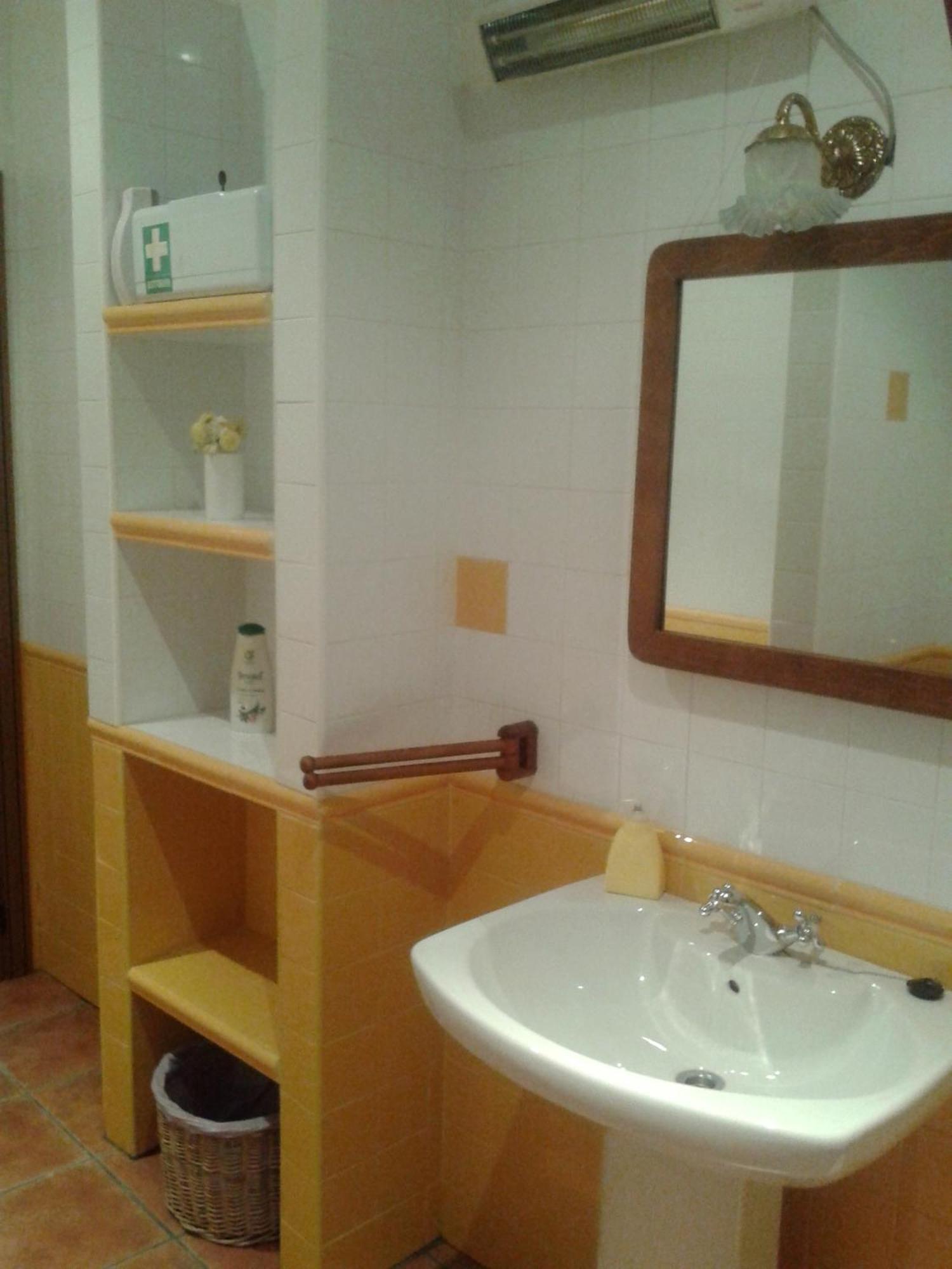El Hogar De Ardwina Guest House Alía Екстериор снимка